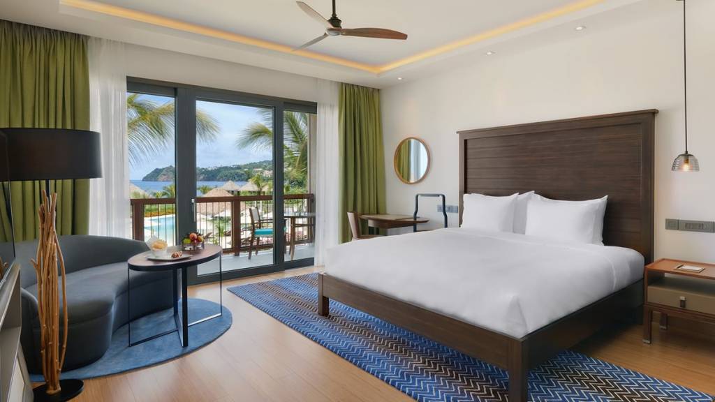 dom1_deluxe-ocean-view-room-king-bed