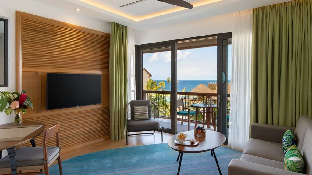 dom1_executive-junior-ocean-view-suite-living-room